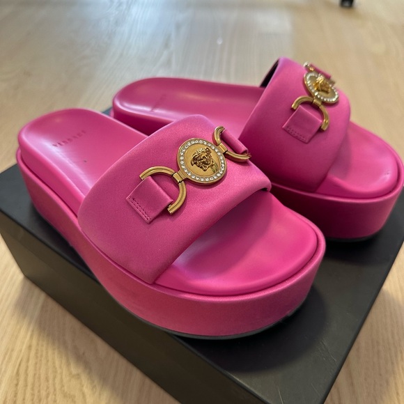 PFF ONLY 💕VERSACE Medusa Biggie Satin Platform Sandals size 37.5 (US 7) - Picture 13 of 16